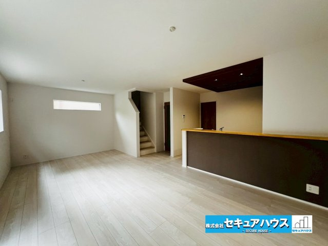 【今からご案内可能】東海市荒尾町細高根　全2棟の居間・リビング|【LDK】
◆日当たりが良く温かい広々リビングは家族の団らんスペースになります。