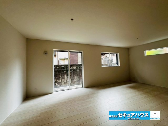 【今からご案内可能】東海市荒尾町細高根　全2棟の居間・リビング|【LDK】
◆家族揃ってリビングで過ごすお休みの日が、楽しみになる場所となることでしょう。
対面式のオープンキッチンは、家事をしながら家族の様子が一目でわかる安心＆便利設備♪