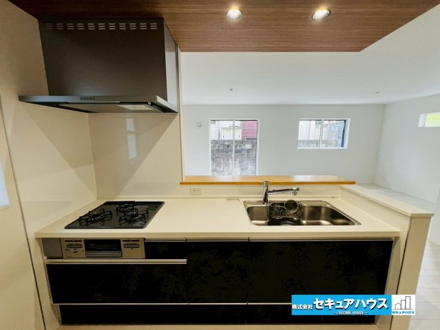 【今からご案内可能】東海市荒尾町細高根　全2棟のキッチン|【キッチン】
◆同時にたくさんの料理が調理できる。「焼く・蒸す・煮る」の工程を同時進行で進めることができるので、料理を素早く作ることができます。育児でバタバタ忙しいママに嬉しい♪