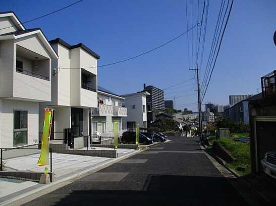 【前面道路含む現地写真】