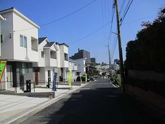 【前面道路含む現地写真】