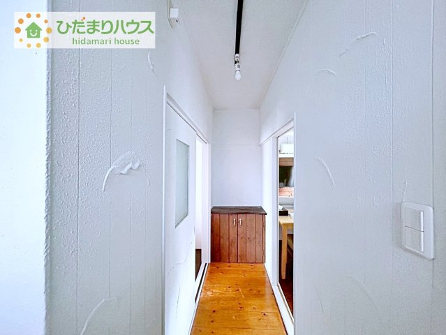 【その他】 | 取手市椚木　中古戸建　 | 廊下収納棚にはインテリアと収納も兼ね備えております。