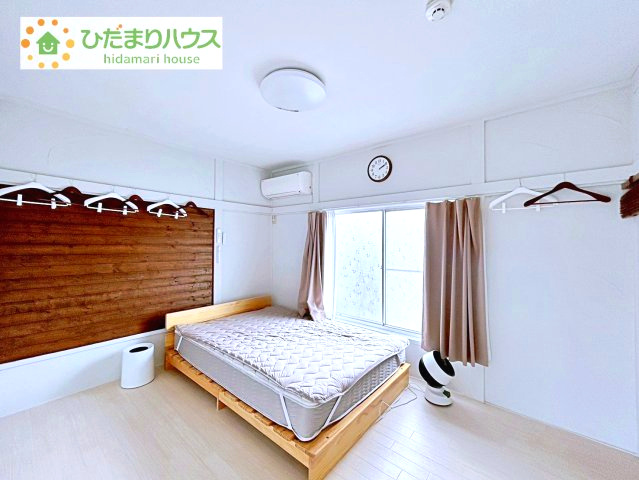 【寝室】 | 取手市椚木　中古戸建　 | 大きなベッドを置いても余裕の広さの主寝室♪