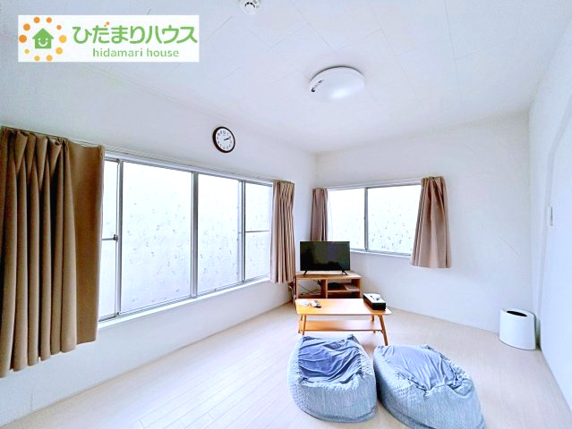 【洋室】 | 取手市椚木　中古戸建　 | 白を基調とした明るい印象を受ける内観です！テレビ完備。