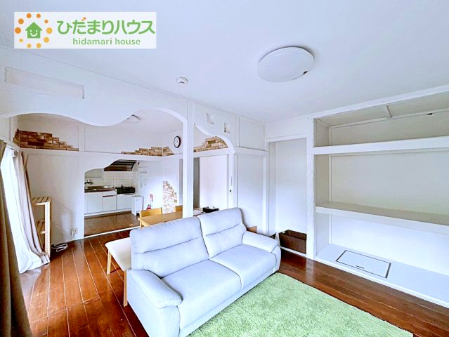 【居間・リビング】 | 取手市椚木　中古戸建　 | 落ち着きあるインテリアと開放的なリビングで、お二人暮らしやテレワークにも最適。