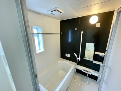 【浴室】 | 【新築分譲住宅　～クレイドルガーデン～】 山形市あかねヶ丘　第4　☆全3棟☆ | 【Bathroom】
ゆったりとした大き目の浴槽が嬉しい。毎日の疲れを取る癒しの場所だからこそこだわった空間です。リラックスできる優しいカラーで、時を忘れるほどのんびりできる空間に。