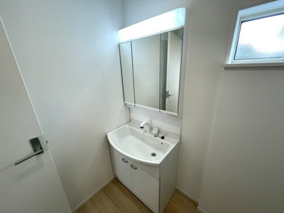 【独立洗面台】 | 【新築分譲住宅　～クレイドルガーデン～】 山形市あかねヶ丘　第4　☆全3棟☆ | 【Bathroom vanity】
脱衣スペースを含む空間はゆとりの広さを設け、また洗面化粧台の鏡の後ろに収納スペースを設ける事により、散らかりやすい洗面スペースをスッキリ保てます。