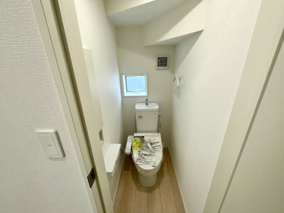 【トイレ】 | 【新築分譲住宅　～クレイドルガーデン～】 山形市あかねヶ丘　第4　☆全3棟☆ | 【Toilet】
ウォシュレット機能付きシャワートイレは、ツイントルネード洗浄なので、少ない水でもしっかりと前方の返し部分から後方部までしっかり洗浄！