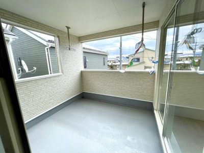 【バルコニー】 | 【新築分譲住宅　～クレイドルガーデン～】 山形市あかねヶ丘　第4　☆全3棟☆ | 【Balcony】
屋根付きでひろびろバルコニーですので、物干しは勿論、お酒を飲みながら寛ぐスペースとしてもいかがでしょうか？