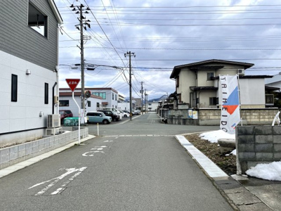 【前面道路含む現地写真】 | 【新築分譲住宅　～クレイドルガーデン～】 山形市あかねヶ丘　第4　☆全3棟☆ | こちらの物件が少しでも気になるようでしたら、お気軽にお問合せください。人生でいちばん大きなお買い物ですので、ゆっくりご見学ください。ネット上の画像と実際の見学では、リアル感がまるで違います。