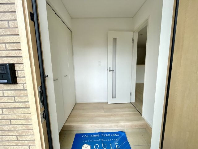 【玄関】 | 【新築分譲住宅　～クレイドルガーデン～】 山形市あかねヶ丘　第4　☆全3棟☆ | 【Entrance】
玄関ドアと小窓からの光が明るさを演出します。シューズクローゼットには写真や季節のお花を飾ることが出来ますよ♪