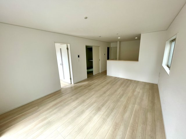 【居間・リビング】 | 【新築分譲住宅　～クレイドルガーデン～】 山形市あかねヶ丘　第4　☆全3棟☆ | 【Living room】
家族の食事や団らんのほか、子どもを遊ばせたり、友人を招いたりするLDKは住まいの中心です。
長時間過ごす場所だからこそ、ほっと落ち着く安心感のある場所にしたいですよね♪