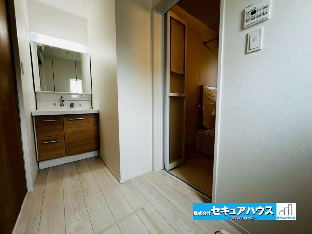 【今からご案内可能】東海市荒尾町細高根　全2棟の独立洗面台|【洗面台】
◆鏡の裏にはたっぷりと収納スペースを標準装備！
◆電源を付属しているのでドライヤーなど利用できます。