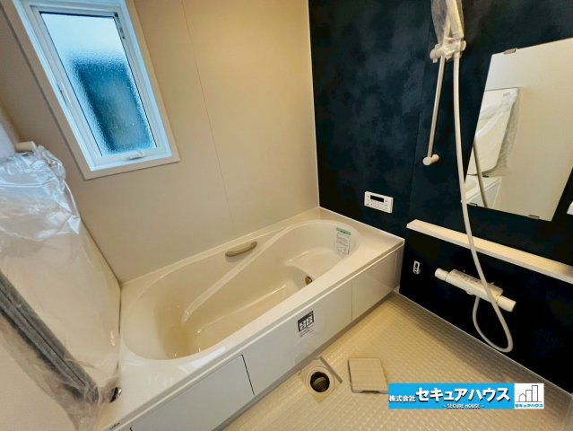 【今からご案内可能】東海市荒尾町細高根　全2棟の浴室|【浴室】
◆アクセントパネルで落ち着きのある雰囲気を演出します。毎日の疲れを癒やすバスタイムをお楽しみ下さい！
◆窓付きで、カビの繁殖を抑える効果があります。