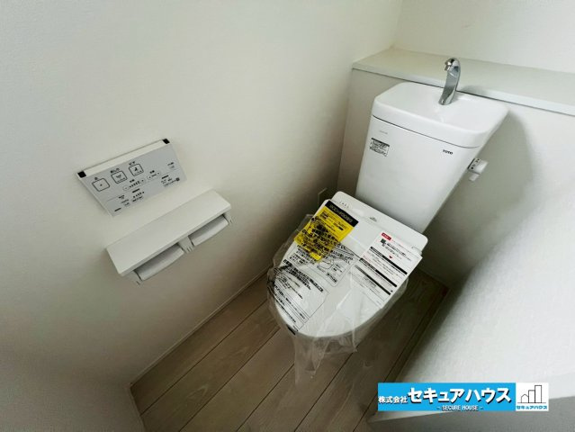 【今からご案内可能】東海市荒尾町細高根　全2棟のトイレ|【高機能トイレ】
◆高機能トイレの多くは便器のフタの開閉が自動であり、使用後に手動で水を流す面倒もなく非常に便利です。スタイリッシュな見た目で、お掃除しやすく、節水効果が高いです。