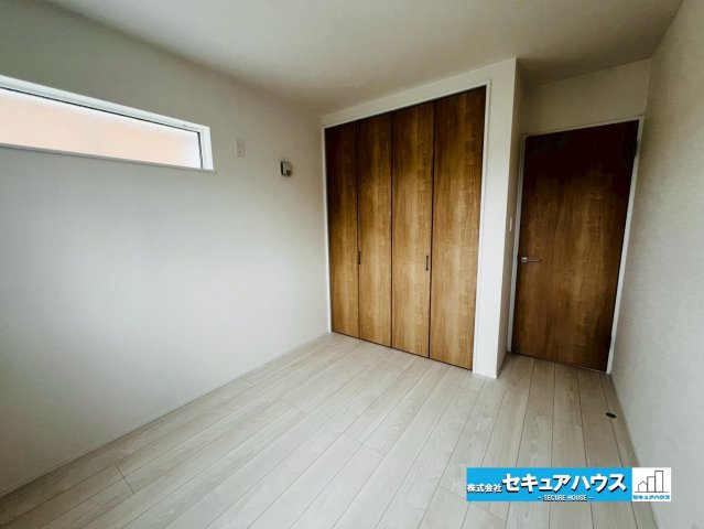 【今からご案内可能】東海市荒尾町細高根　全2棟の洋室|【洋室】
◆広々とした居住空間は日々の暮らしを彩り、心のやすらぎと満足感を与えてくれます。通風と採光を考慮した設計は子供たちはのびのび育ち、家族でくつろぎと団らんを生み出します。