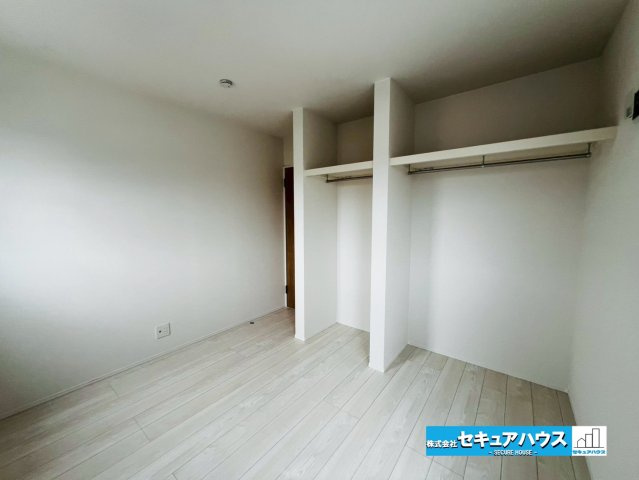 【今からご案内可能】東海市荒尾町細高根　全2棟の洋室|【洋室】
◆家族一人ひとりの大切なプライベート空間。趣味に合わせて使って頂けるようシンプルに仕上げてあります。暮らし心地を大きく左右する収納を、適材適所に配置し使い勝手を考慮しました。　