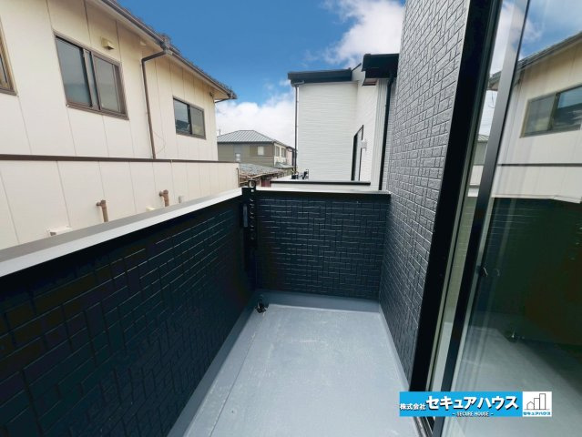 【今からご案内可能】東海市荒尾町細高根　全2棟のバルコニー|【バルコニー】
◆見晴らしもよく、太陽の温かな温もりをめいっぱい受け止めてくれます。
太陽の光と爽やかな風を受けたお洗濯物はあっという間に乾き、取りこむ時には太陽の匂いを感じられそうですね。　