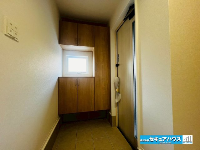 【今からご案内可能】東海市荒尾町細高根　全2棟の玄関|【玄関】
◆光が差し込み明るいです。気分も晴れやかになりますね。
◆玄関には、収納力のあるシューズボックスがございます。玄関まわりがすっきり片付きます。　