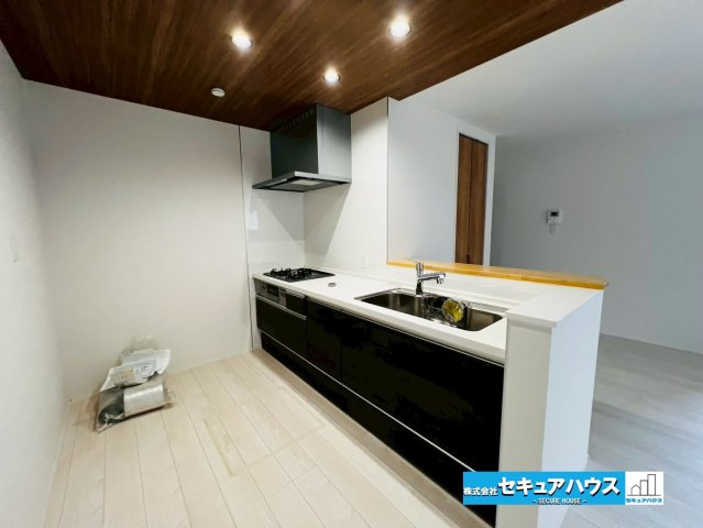 【今からご案内可能】東海市荒尾町細高根　全2棟のキッチン|【キッチン】
◆対面式のオープンキッチンは、家事をしながら家族の様子が一目でわかる安心＆便利設備♪