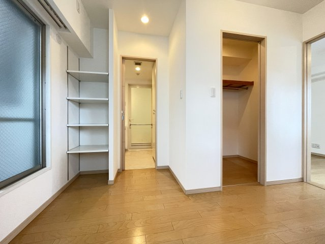 エルシア四条麩屋町の洋室|洋室5.1帖から洗面室、浴室に行くことが出来ます。