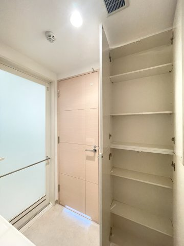 エルシア四条麩屋町の収納|洗面スペースがすっきり片付くリネン庫があります。