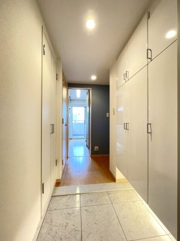 エルシア四条麩屋町の玄関|玄関には2か所収納があります。