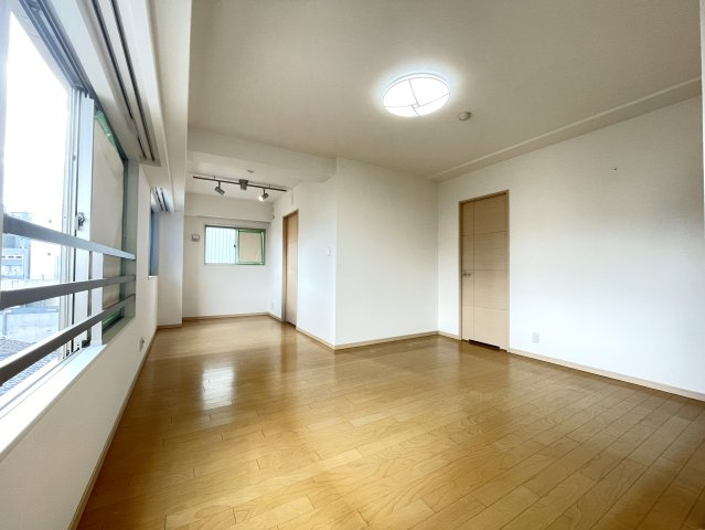 エルシア四条麩屋町の居間・リビング|LDK16.4帖　北側から撮影