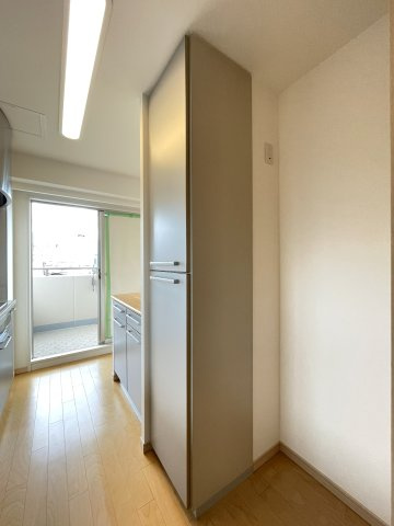 エルシア四条麩屋町のキッチン|パントリー、冷蔵庫置場の様子です。