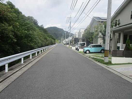 【前面道路含む現地写真】