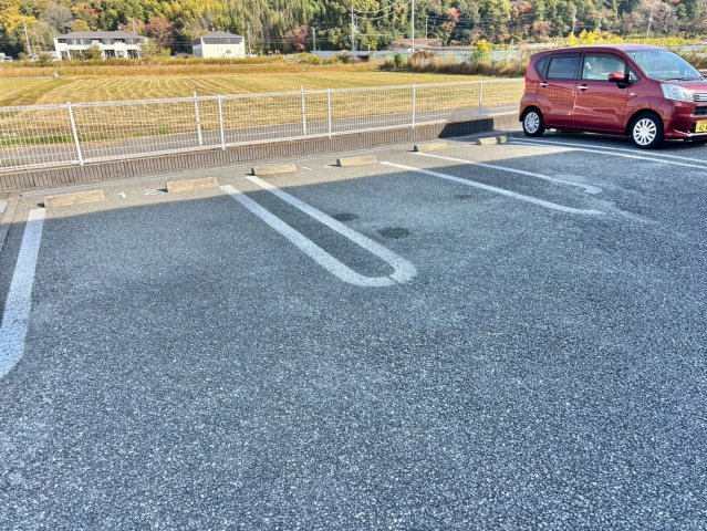 アイリスガーデンBの駐車場