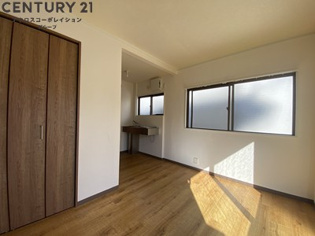 キッチンが独立しているので広々と使用できる洋室