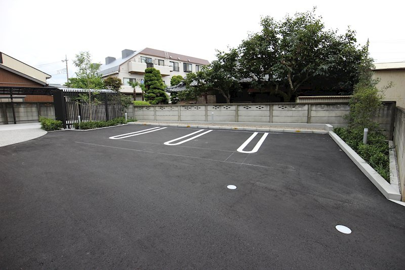 グラン・アルチェの駐車場