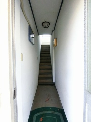 【エントランス】 | 小吉ビル | 共用廊下です♪雨に濡れずにお部屋に入ることができ、荷物が多い日も便利ですね☆