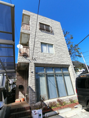 【外観】 | 小吉ビル | ペットOK♪猫ちゃんと一緒に暮らせる3階建てマンションです☆小田急線「百合ヶ丘」駅・「新百合ヶ丘」駅まで徒歩圏内♪2駅利用可能で通勤通学・お買物にも便利な立地です☆