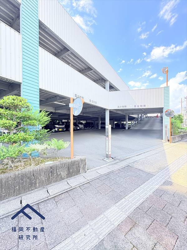 アンピール弥生が丘の駐車場