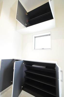 【玄関】 | 海老名市東柏ケ谷5丁目 新築戸建て 全3棟【仲介手数料無料】