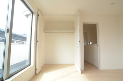 【洋室】 | 海老名市東柏ケ谷5丁目 新築戸建て 全3棟【仲介手数料無料】 | 2階　洋室1（7.0帖）クローゼット