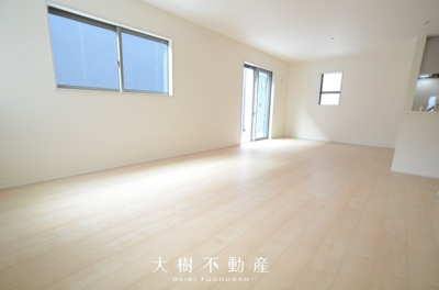 【居間・リビング】 | 海老名市東柏ケ谷5丁目 新築戸建て 全3棟【仲介手数料無料】 | 【仲介手数料無料でご紹介可能です】大樹不動産