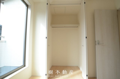 【洋室】 | 海老名市東柏ケ谷5丁目 新築戸建て 全3棟【仲介手数料無料】 | 2階　洋室2（4.5帖）クローゼット