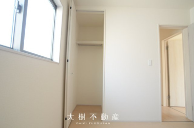 【洋室】 | 海老名市東柏ケ谷5丁目 新築戸建て 全3棟【仲介手数料無料】 | 2階　洋室4（4.5帖）クローゼット