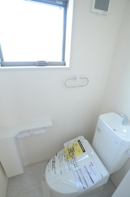 【トイレ】 | 海老名市東柏ケ谷5丁目 新築戸建て 全3棟【仲介手数料無料】 | 2階