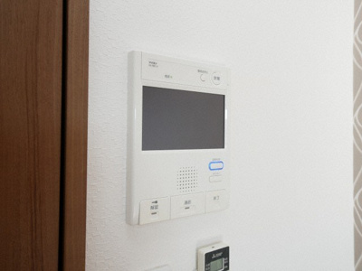 【セキュリティ】 | HRフロントリーガル難波WEST | モニター付きインターホンです