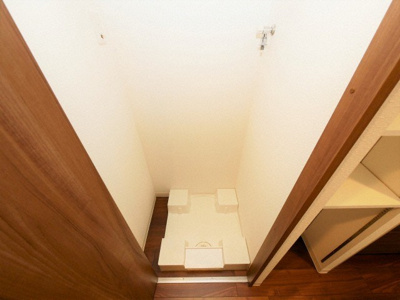 【設備】 | HRフロントリーガル難波WEST | 洗濯機置き場です