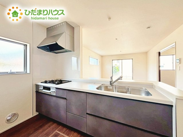 【キッチン】 | 笠間駅前1期　新築戸建　6号棟 | ゆったりとしたカースペースで、ファミリーカーや軽自動車もラクラク駐車出来ますね♪