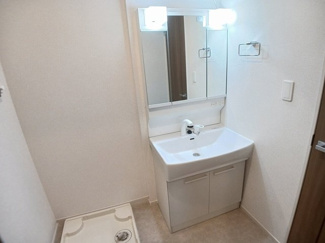 【洗面所】 | プリムローズ　Ａ | ゆったりとスペースのある洗面所