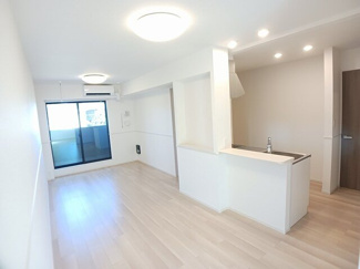 【居間・リビング】 | プリムローズ　Ａ | こちらのリビングで趣味の時間をお楽しみください