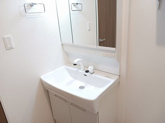 【洗面所】 | 小張プレイスⅠ | スペースが確保できる洗面所です