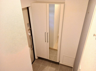 【玄関】 | ヒカルサつくば要ウエストⅠ | 収納もある玄関です