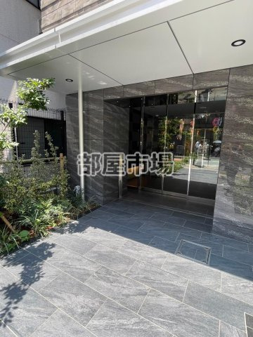 クレストコート上野のエントランス